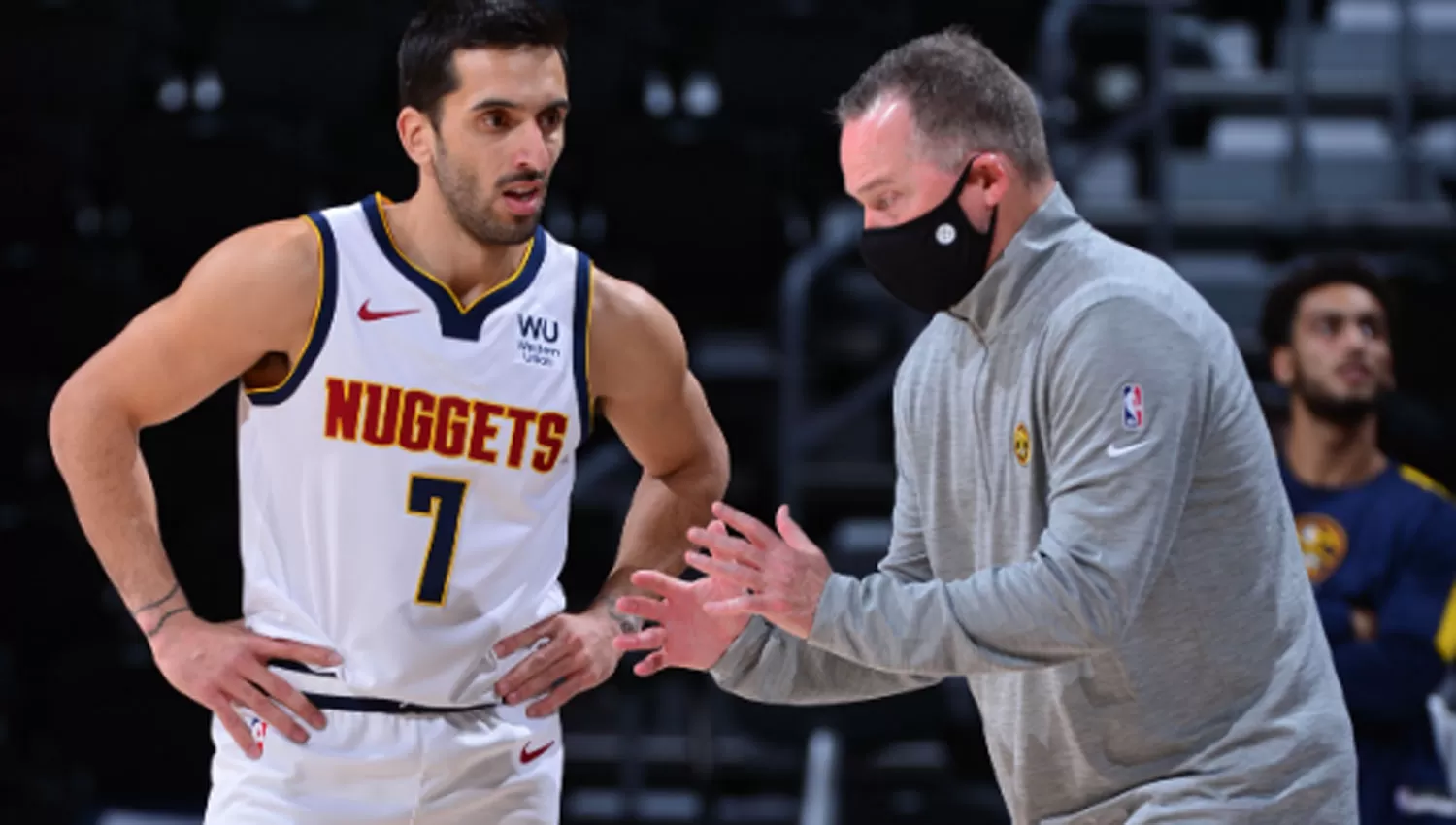 MENTOR. Campazzo escucha las indicaciones del coach Malone.