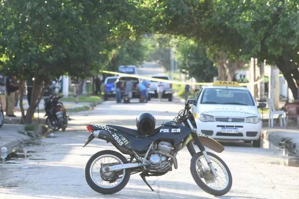 UNA GUERRA. Los vecinos se quejaron porque nadie custodió el barrio después del crimen del martes. 