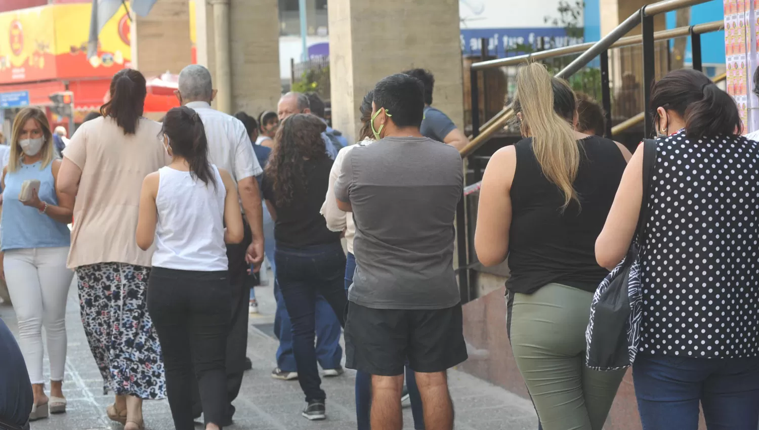 PACIENCIA. Se esperan largas colas en las veredas de las entidades bancarias del microcentro tucumano.