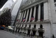 Las bolsas del mundo se derrumban por el temor a la nueva cepa de covid-19