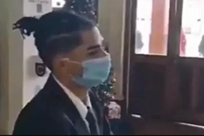 Por tener el pelo largo, un alumno de un colegio no pudo entrar a su graduación