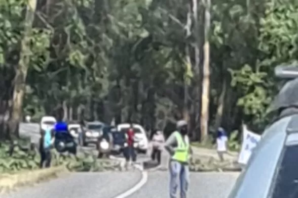 CORTE. Manifestantes impiden el paso de vehículos.
