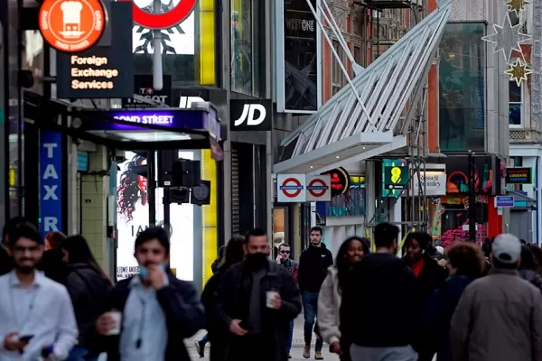 Expertos atribuyen a la relajación del verano el origen de la segunda ola de coronavirus en Europa
