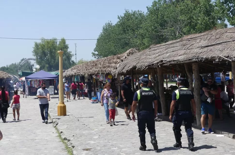 DOBLE CUSTODIA. El sábado, se sumaron a los efectivos de la policía provincial la Gendarmería Nacional. 