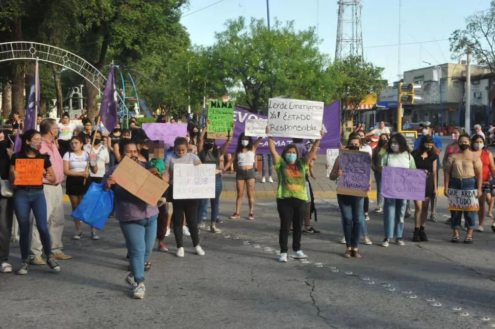 “IRÉ HASTA LAS ÚLTIMAS CONSECUENCIAS”. La familia de la víctima junto con agrupaciones feministas se protestaron frente a la comisaría de Famaillá.