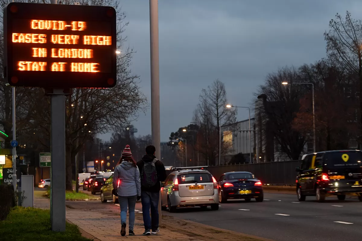 CARTELES. Los avisos luminosos con consejos para prevenir el contagio de coronavirus ya son parte del paisaje urbano en Londres y sus alrededores.   
