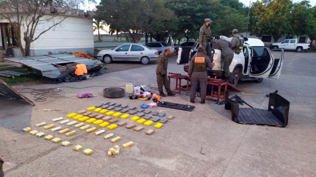 EN PLENO OPERATIVO. Gendarmes requisan la camioneta y secuestran la cocaína. Foto: Prensa Gendarmería Nacional