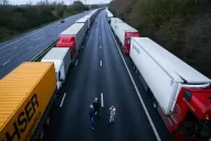 Nueva cepa del virus en Reino Unido: camioneros quedaron atrapados