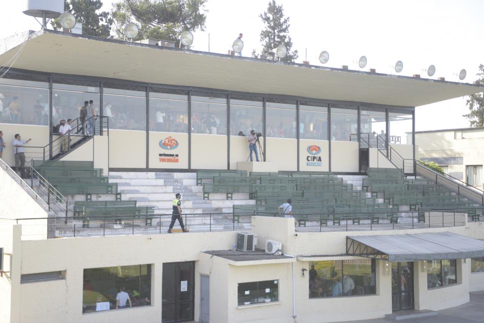 NUEVO SALÓN. La confitería VIP, ubicada arriba de la tribuna oficial que está cerca del disco, es exclusiva para los propietarios de caballos.