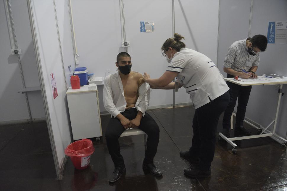 PINCHAZO. En el módulo hospitalario, una enfermera le coloca una inyección de agua a uno de los cadetes.