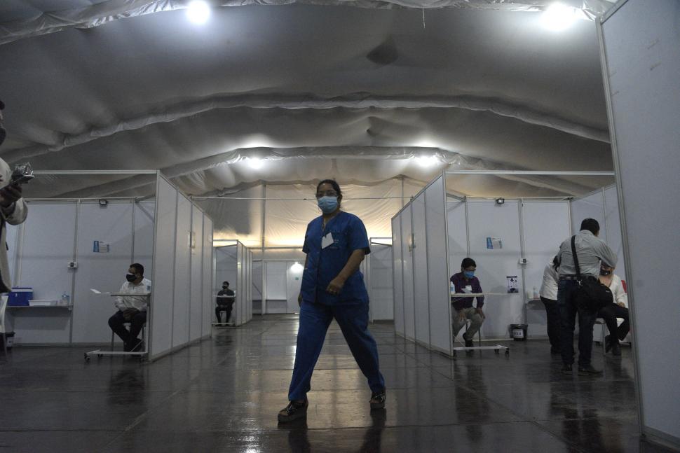 HOSPITAL MODULAR. Una profesional de la salud camina por el centro de atención montado para la emergencia sanitaria por el coronavirus.