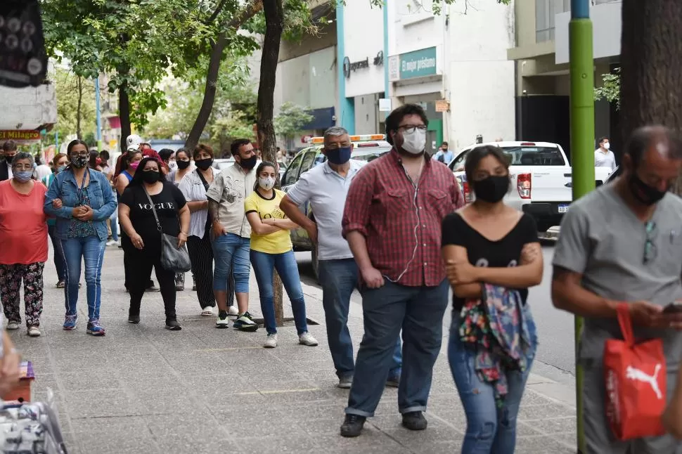 FILA. Más de una decena de personas esperan para ingresar a un banco. 