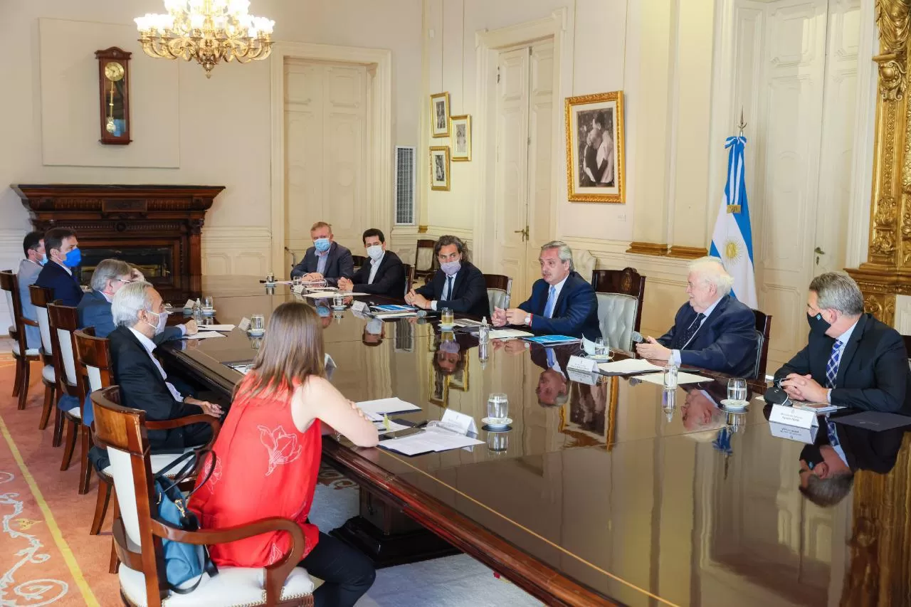 Del encuentro participaron el jefe de Gabinete, Santiago Cafiero; los ministros de Salud, Ginés González García; de Defensa, Agustín Rossi; de Interior, Eduardo de Pedro; la ministra de Seguridad, Sabina Frederic y el secretario de Comunicación, Juan Pablo Biondi. También estuvieron presentes funcionarios del Ministerio de Salud y los infectólogos Eduardo López y Pedro Cahn, que forman parte del comité de expertos que asesoran al Presidente por el Covid-19.