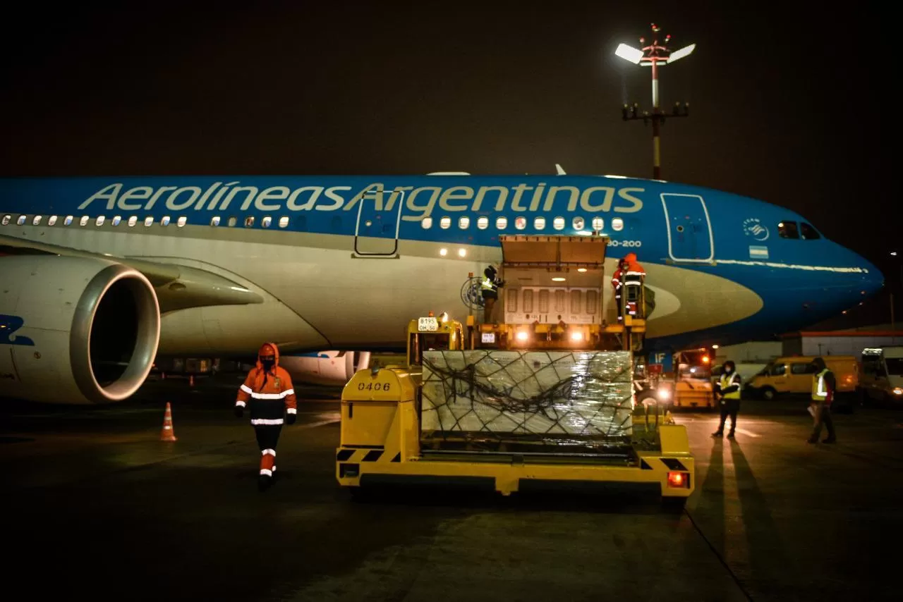 LLEGAN MAÑANA. El avión trae 300.000 dosis de vacunas contra el coronavirus.