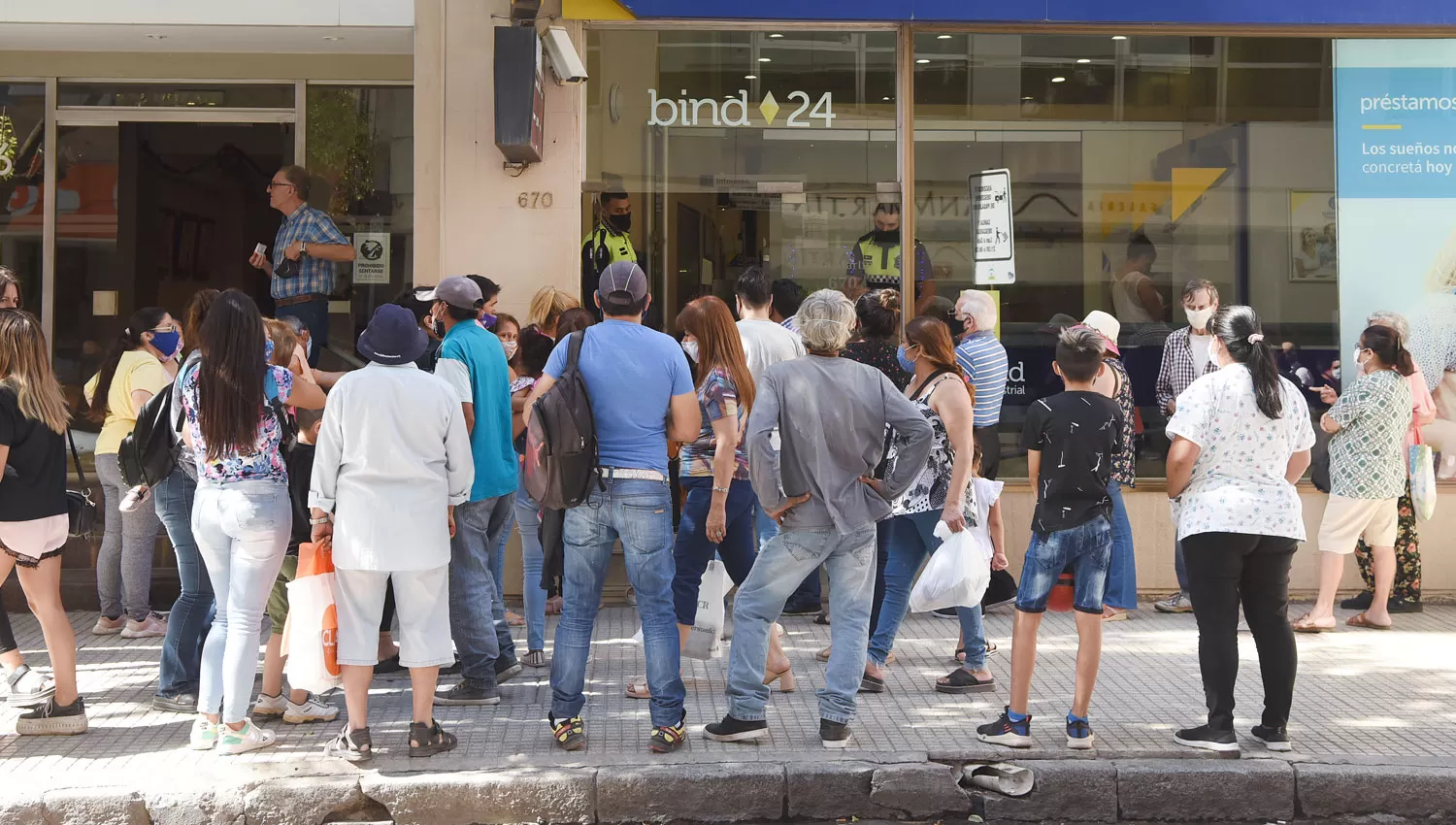 Colas en las veredas de las entidades bancarias durante la pandemia de 2020. (ARCHIVO)