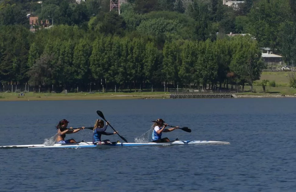 ACOMPAÑADAS ENTRE ELLAS. Micaela Maslein, Brenda Rojas y Magdalena Garro practican en el dique La Angostura a gran velocidad. Las palistas fueron guiadas por su entrenador que usaba un altavoz.