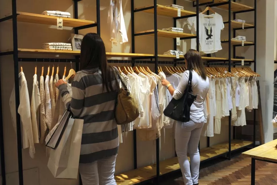 N LOCALES. Esta modalidad lleva mucho más tiempo, por eso los más jóvenes prefieren el e-commerce. la gaceta / foto de Adrián Lugones