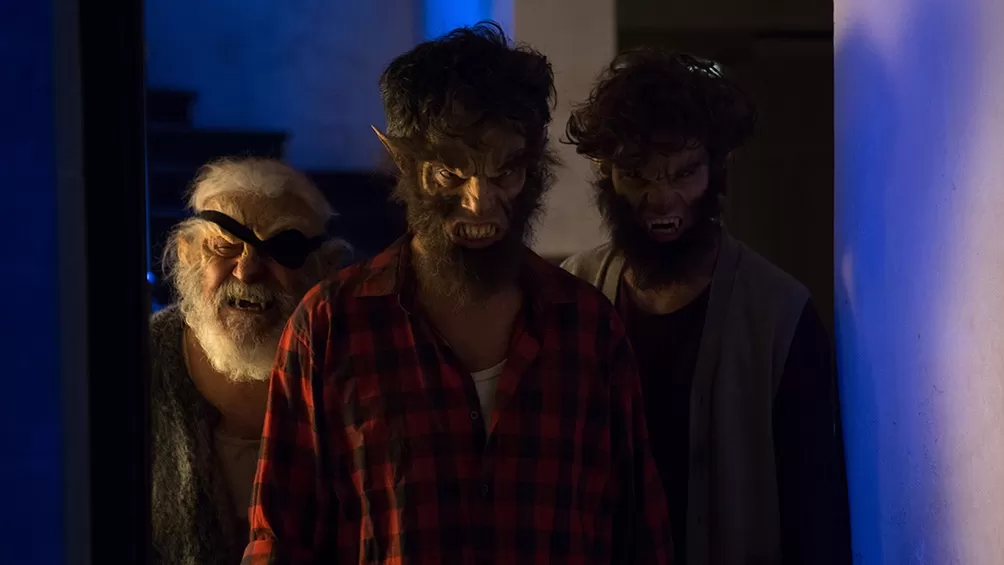 DISTINTOS. Una familia de hombres lobo protagoniza “La casa de los palos”. 