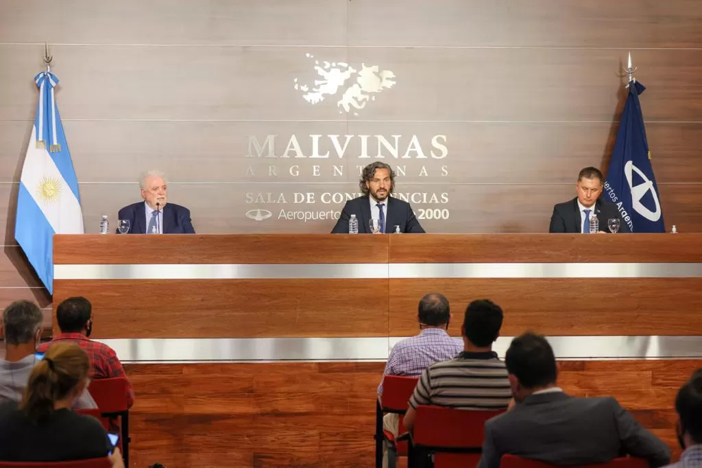 ANUNCIO OFICIAL. Santiago Cafiero encabezó la conferencia de prensa en el aeropuerto de Ezeiza. Foto Presidencia de la Nación