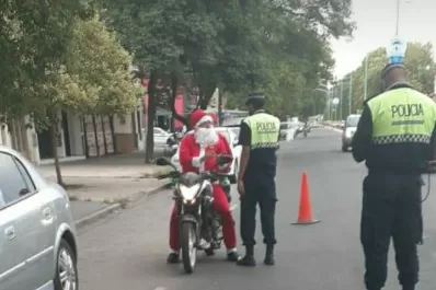 Tucumán: un papá noel circulaba en moto y lo paró la Policía