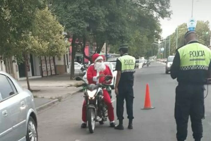 PAPÁ NOEL DIALOGA CON UN POLICÍA. Foto: LG Whatsapp