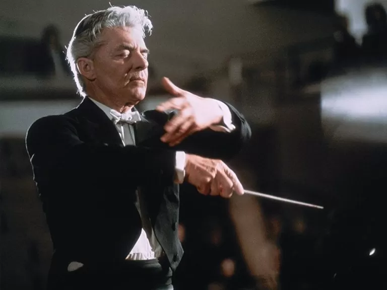 HERBERT VON KARAJAN. Siempre con los ojos cerrados.