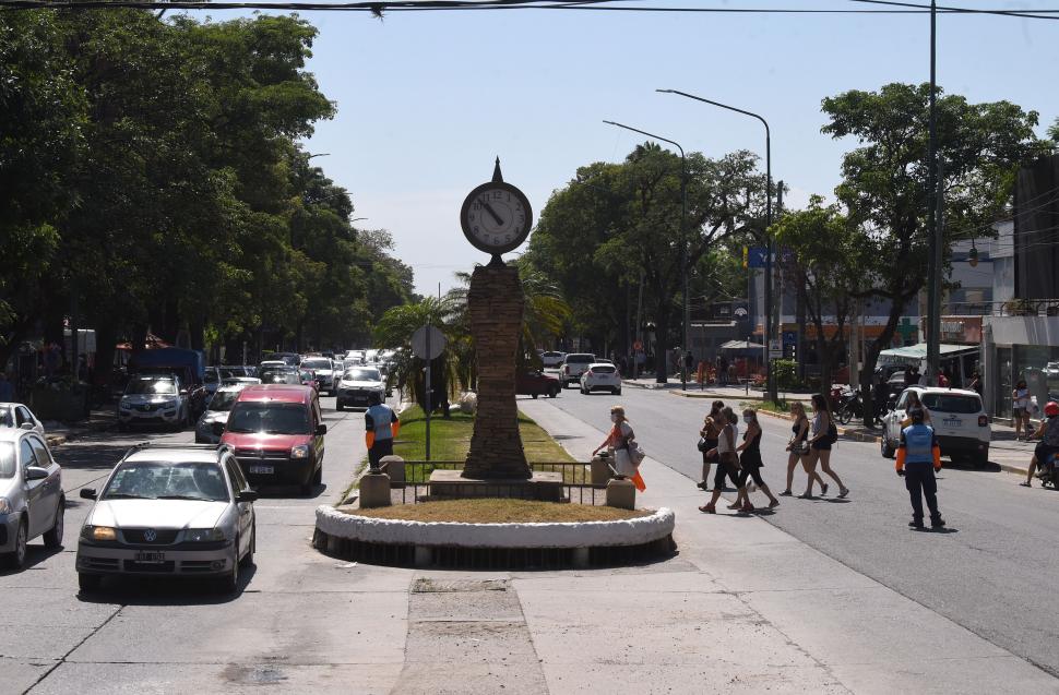 EMBOTELLAMIENTO. Decenas de autos circulan por la avenida Aconquija, en Yerba Buena. Mucha gente salió de compras y las calles de la Ciudad Jardín estuvieron atestadas durante la mañana y la tarde. 