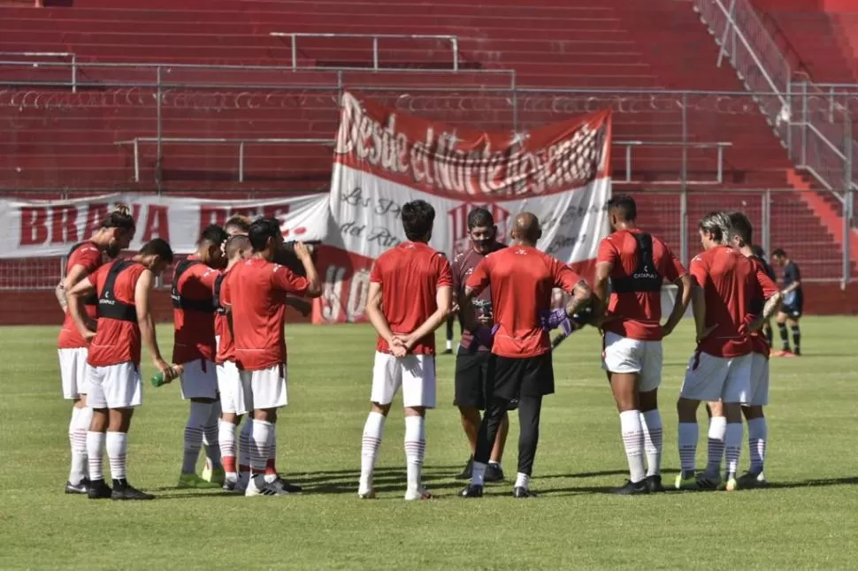  MUCHO DIÁLOGO. Durante las últimas prácticas, el cuerpo técnico y los jugadores charlaron largo y tendido. Recuperar el juego y la confianza, los inmediatos objetivos.