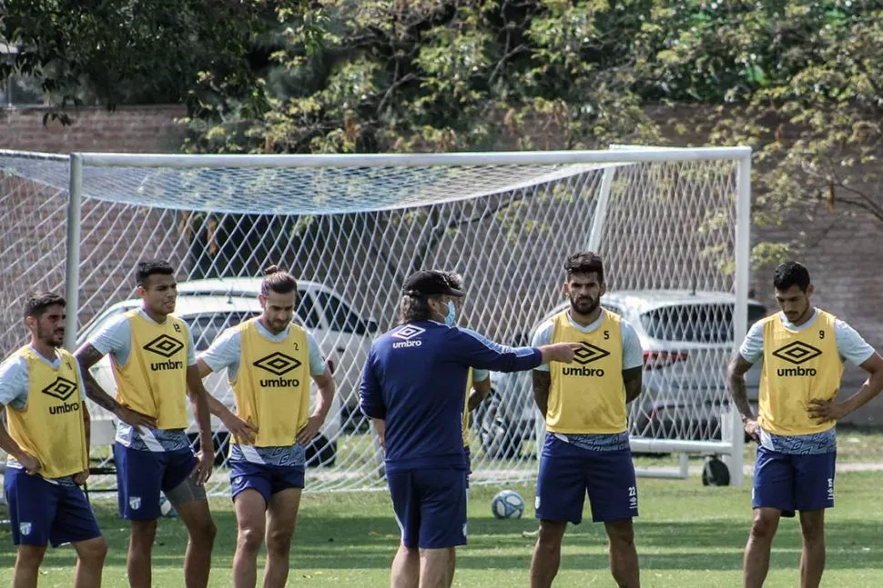 INDICACIONES. Cuando Ricardo Zielinski habla, todo el mundo escucha. Atlético se acostumbró a ser protagonista en todos los torneos con “Ruso” en el banco. 