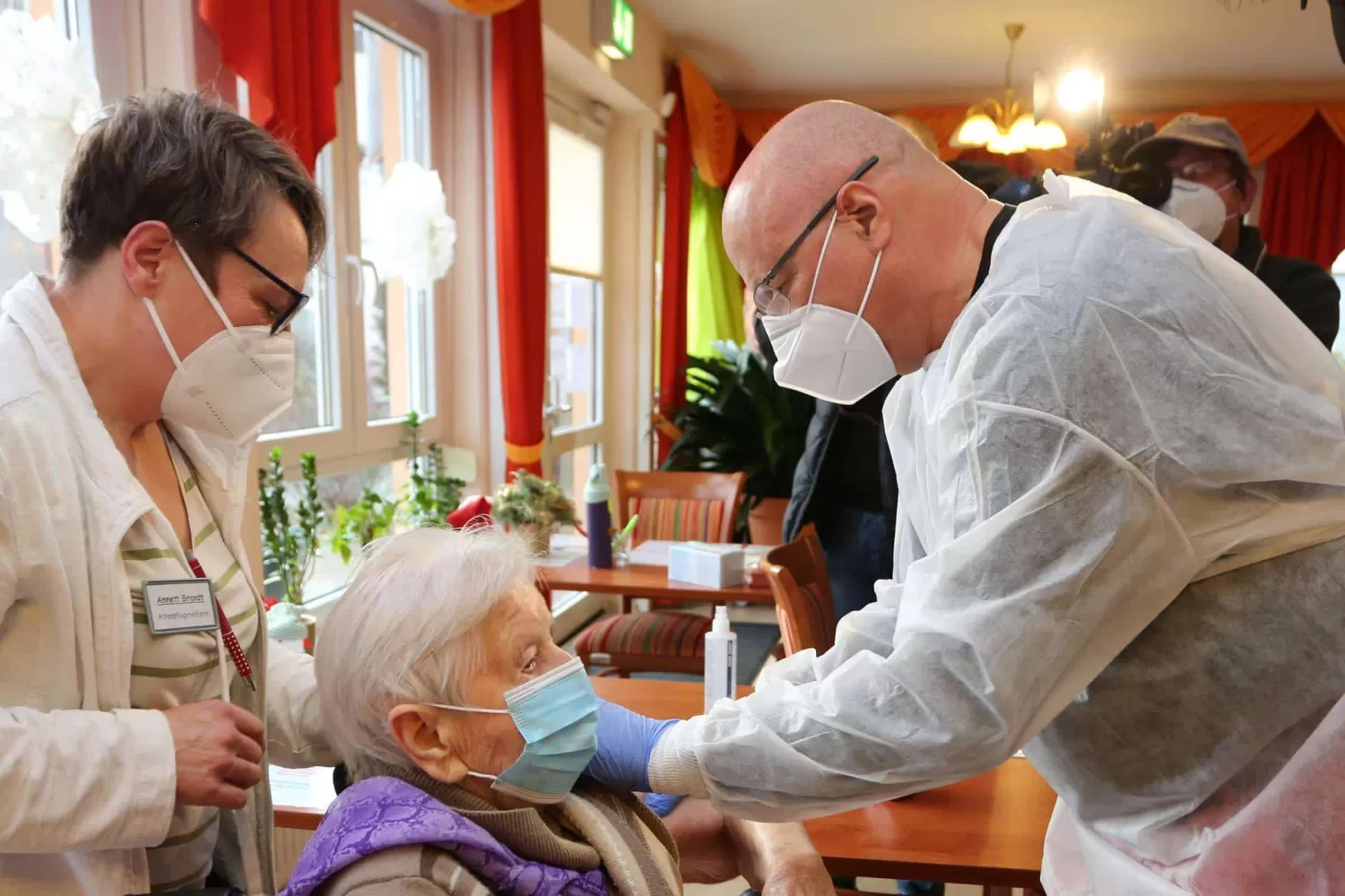 EN ALEMANIA. Edith Kwoizalla recibe la dosis en un asilo. Foto de Abcnoticias.mx/