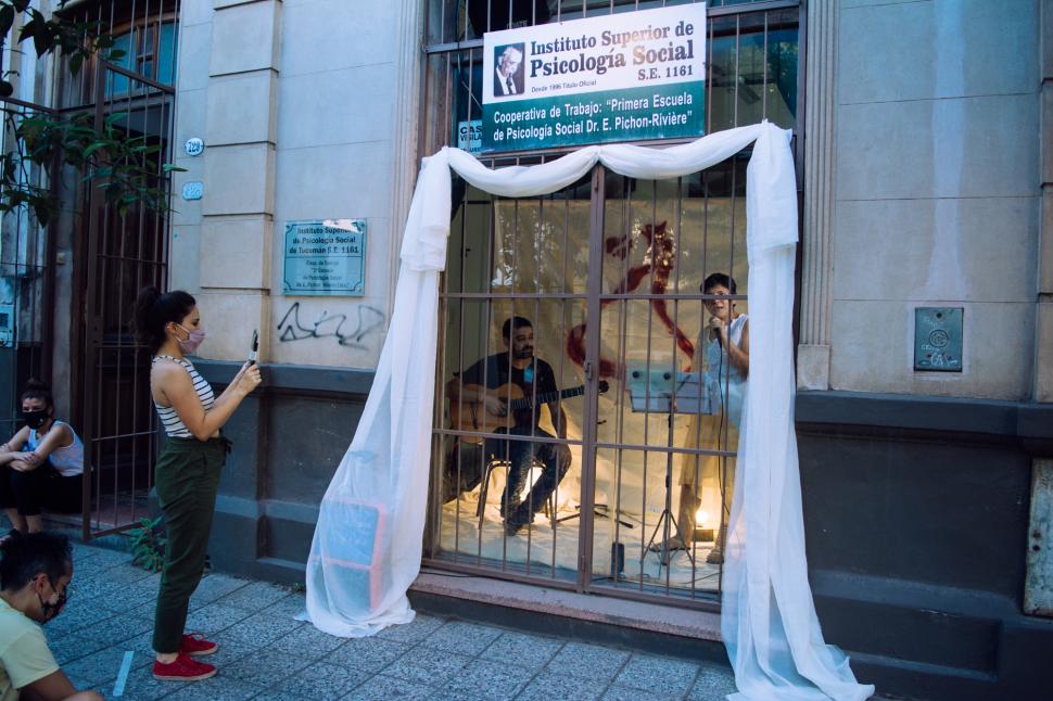 VINCULADOS A LA DISTANCIA. El público sigue el recital desde la calle. 