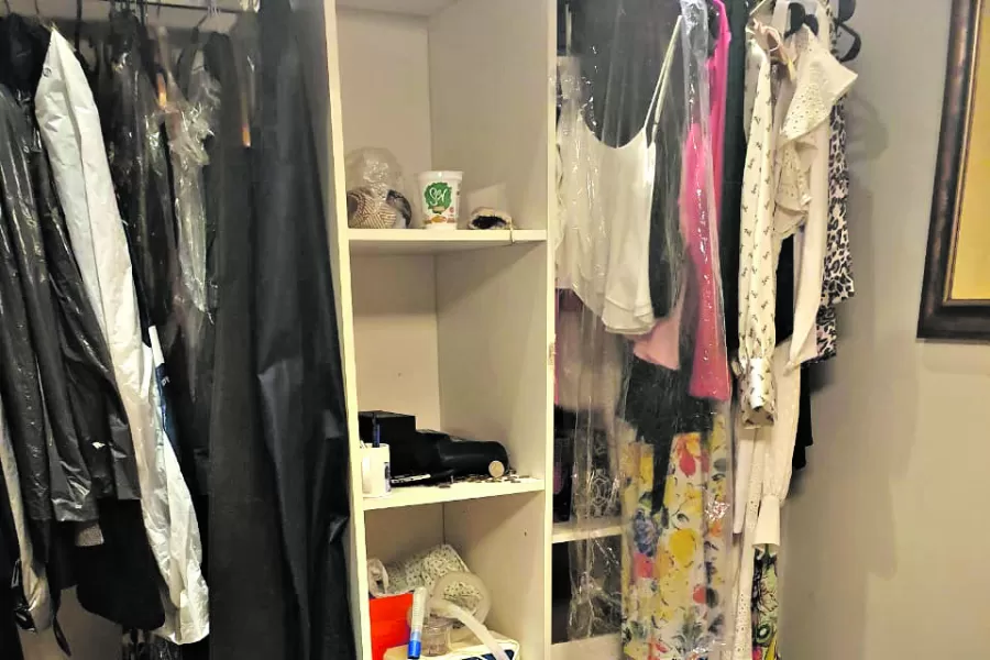 DESORDEN. Los delincuentes desordenaron la habitación en busca de elementos valiosos.