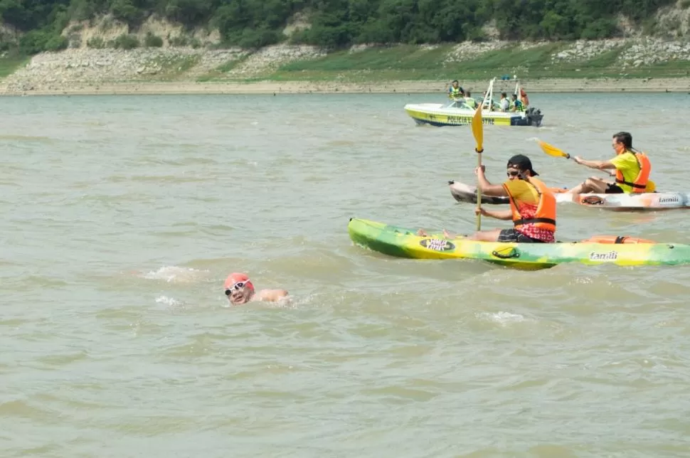 CUIDADO. Hernán Carrizo hace su mejor esfuerzo, mientras lo custodian las embarcaciones. 