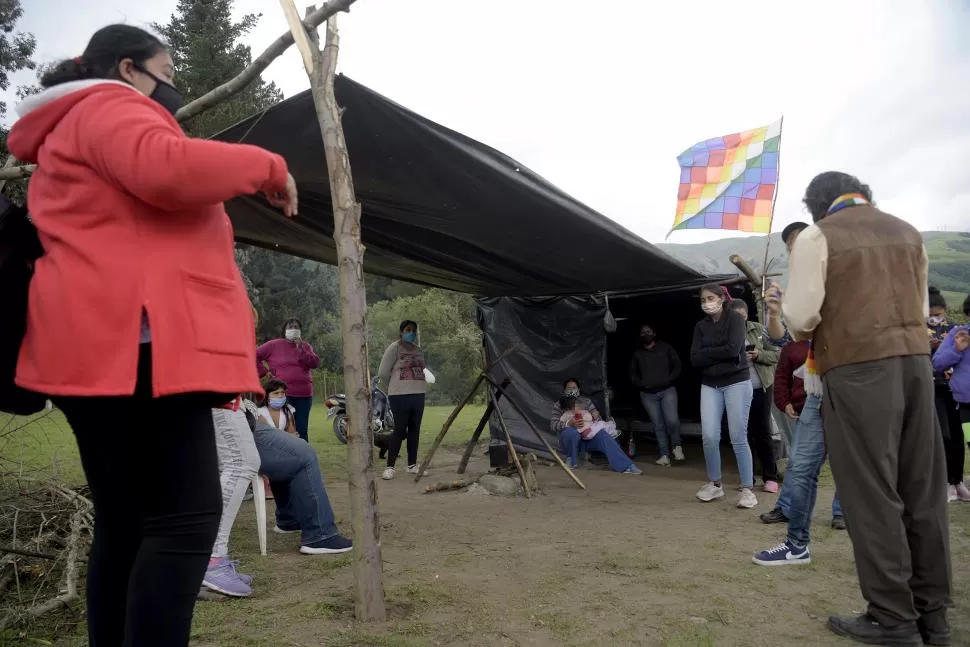 UNA DE LAS TOMAS RECIENTES. El cacique Pastrana conversa con LA GACETA y miembros de la Comunidad en un espacio verde de La Quebradita. la gaceta / fotos de franco vera