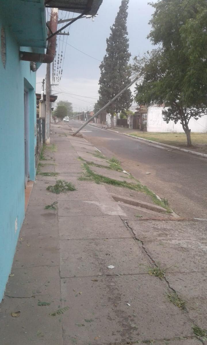 POSTES CAÍDOS. Las ráfagas dejaron el tendido eléctrico en el piso. Foto: Prensa Colombres