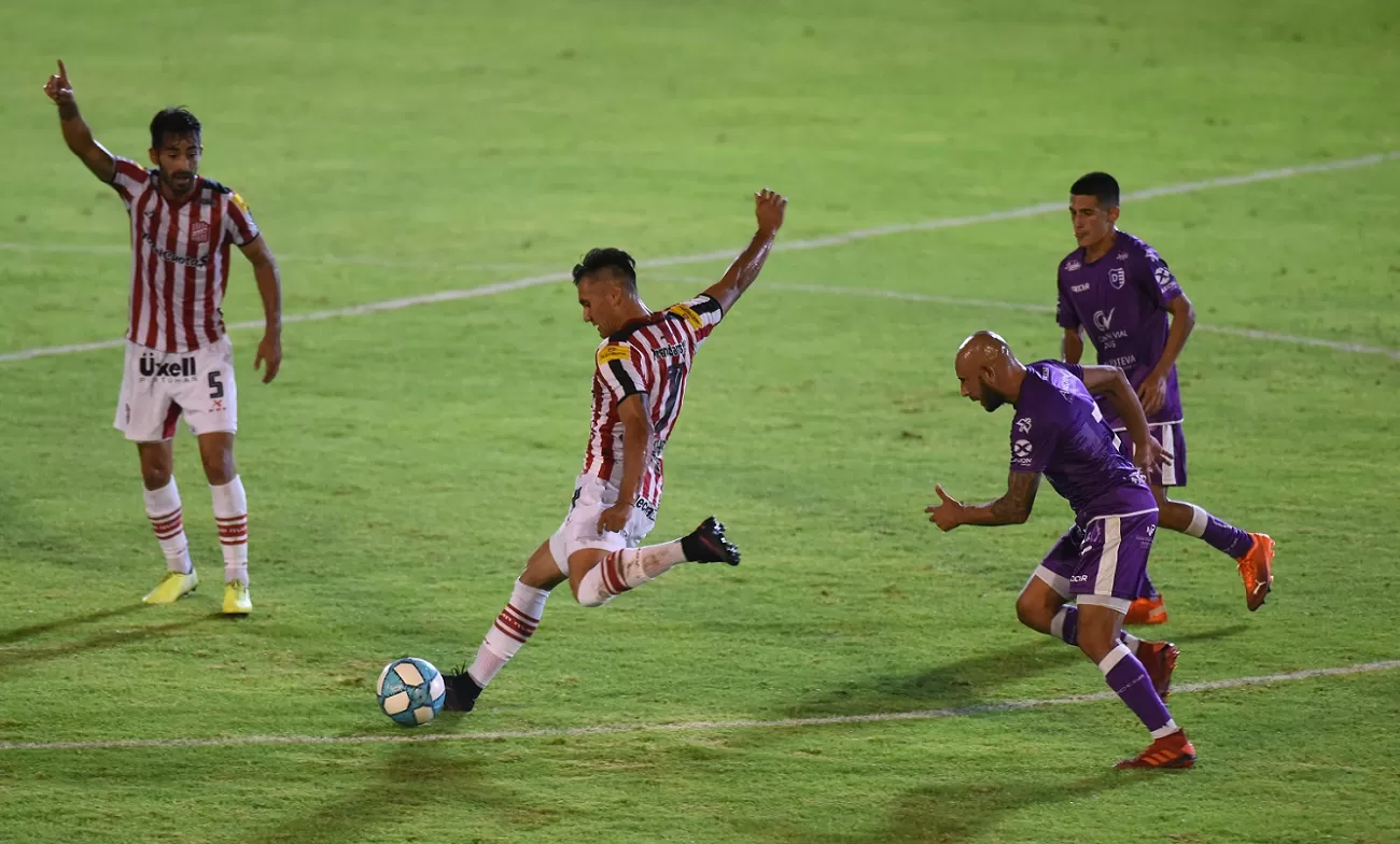 LEJOS DEL ÁREA. El Turbo no pudo complicar a la visita. LA GACETA/FOTO DE DIEGO ARÁOZ 