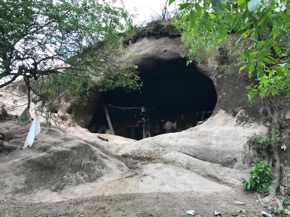 CUANDO EL HOGAR ES UNA CUEVA. Mamaní se las ingenia para pasar las lluvias, el calor y el frío bajo el resguardo de esta gran formación geológica. fotos de juan martin de chazal