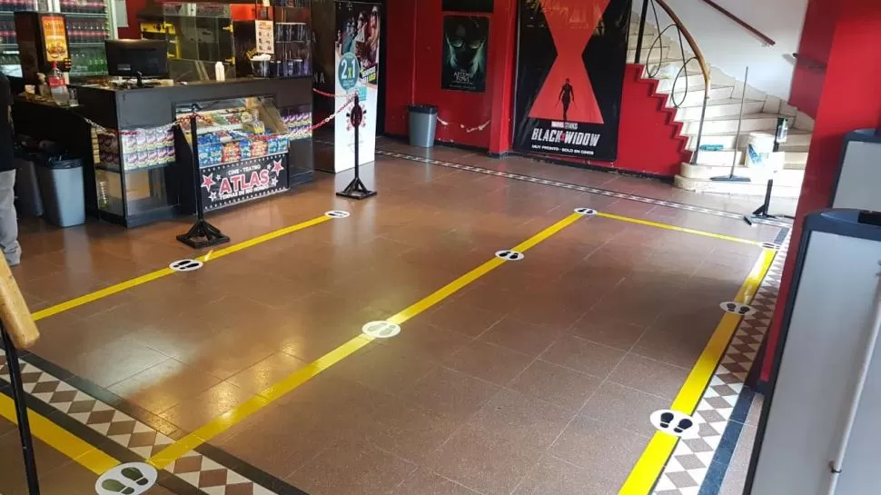 CIRCUITO PARA ENTRAR. En el cine Atlas de Las Termas de Río Hondo se cumplen todas las medidas sanitarias.  