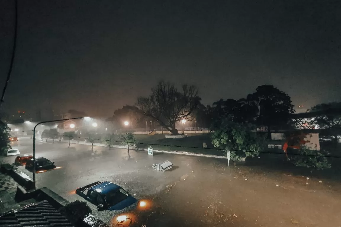 Escena repetida: el agua tapó por completo la zona de 24 de Septiembre y Bernabé Aráoz