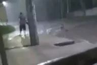 Video: vecinos desesperados ayudaron a un joven arrastrado por la correntada