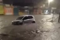 Video: el agua arrastró a un auto que circulaba por Jujuy al 2.000