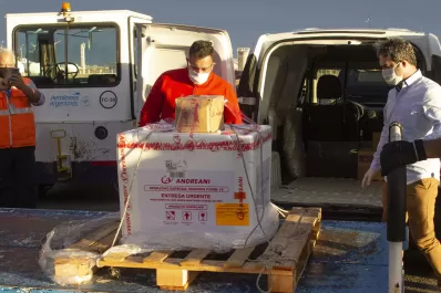 Renunció el director de un hospital por vacunar contra la covid-19 a un cura