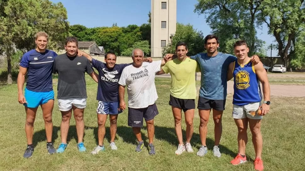 CON AMIGOS. “Patita” en el centro después de un fútbol tenis en Natación con sus amigos. Entre ellos, Domingo Miotti, Federico Mentz, Matías Orlando y Mateo Carreras.  