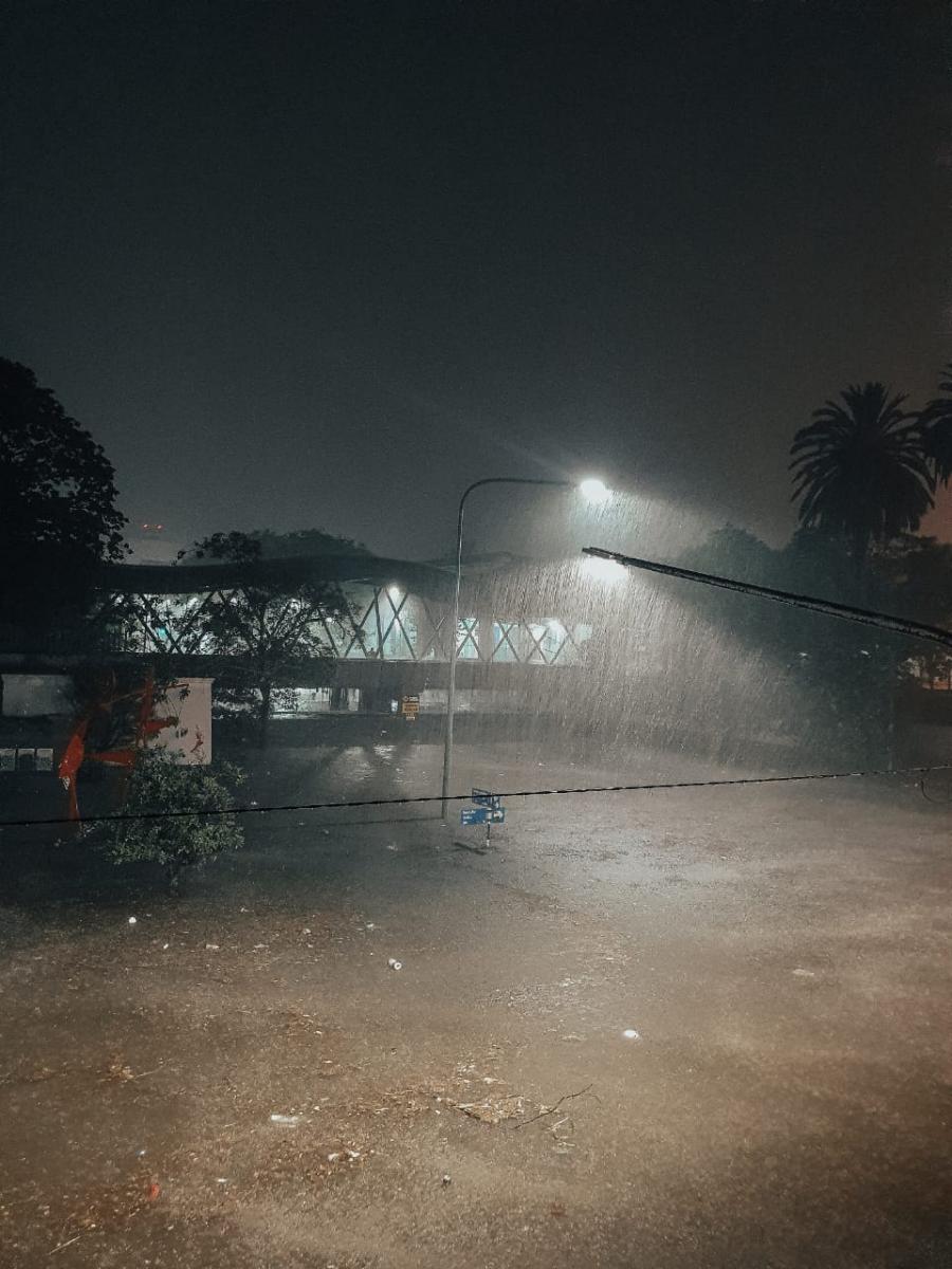 Escena repetida: el agua tapó por completo la zona de 24 de Septiembre y Bernabé Aráoz