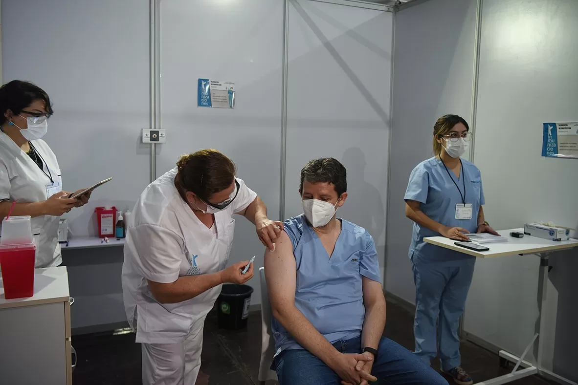 PROFESIONALES DE LA SALUD. Reciben las vacunas contra la covid-19 en Tucumán. Foto LA GACETA / Analía Jaramillo