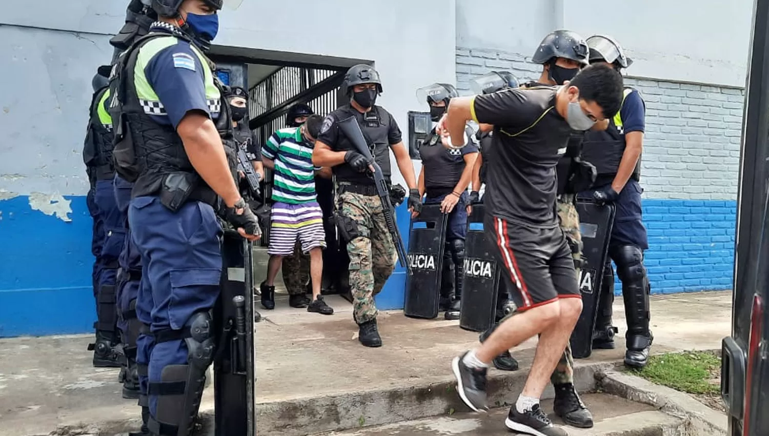 SEGURIDAD. Los internos fueron llevados hoy a Villa Urquiza por el GOMT y grupo CERO.