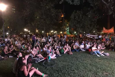 Vigilia en apoyo a la legalización del aborto en la plaza San Martín