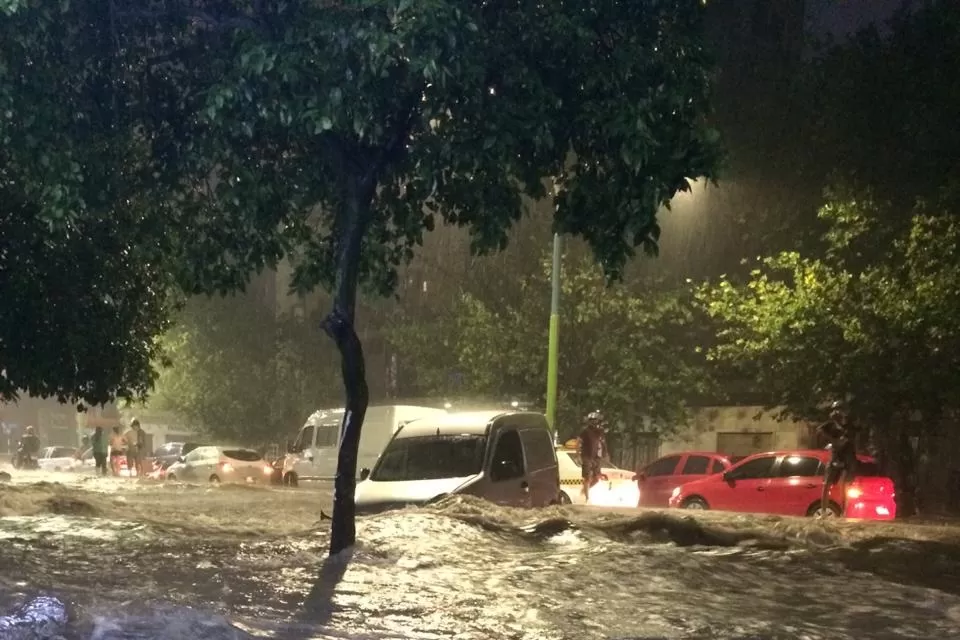 OLAS. La tormenta provocó corrientes de agua móviles y de gran tamaño. Aquí una camioneta de carga todavía permanece a salvo.