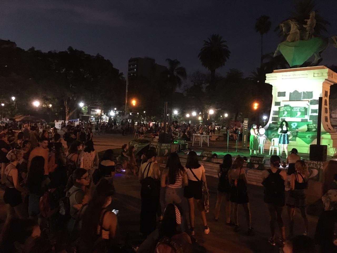 Vigilia en apoyo a la legalización del aborto en la plaza San Martín