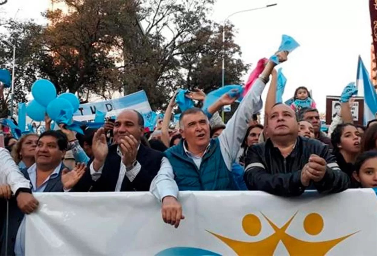 POSTAL DE 2018. Manzur en una marcha provida.